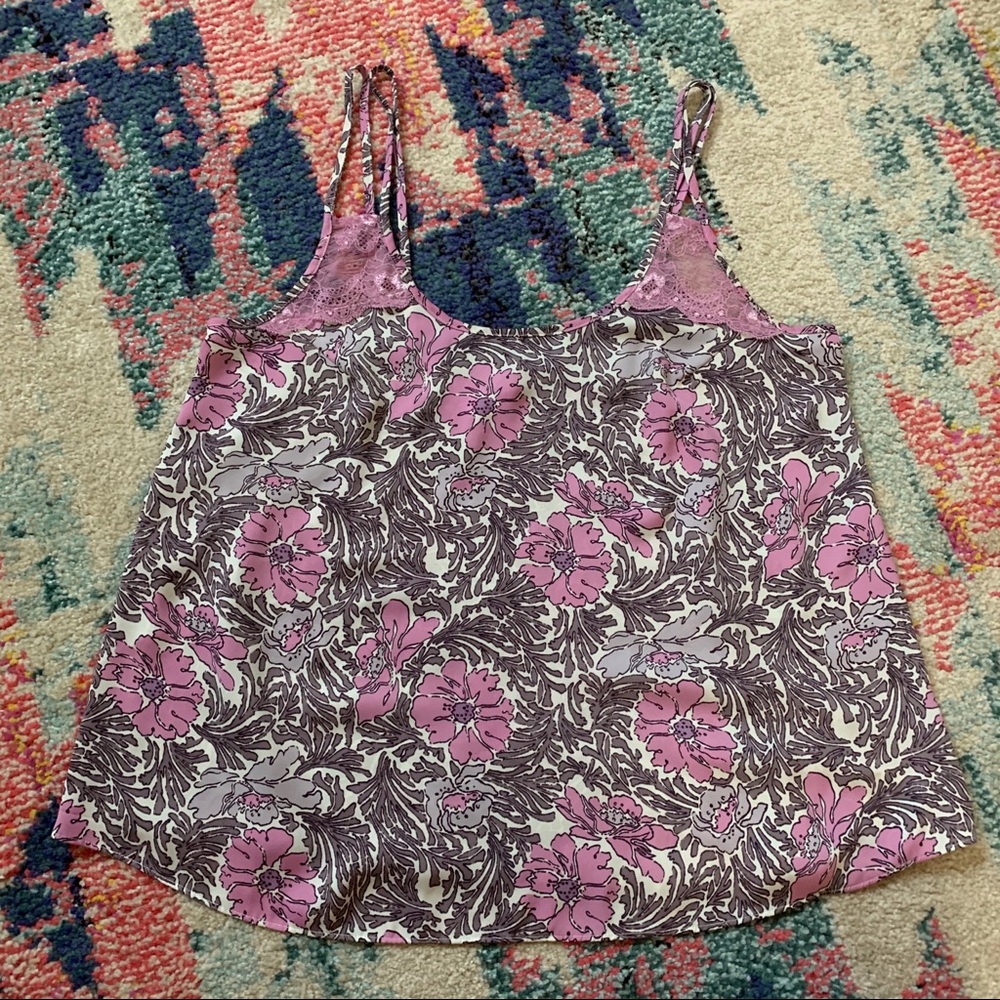 🍎 3/$30 Gillian & O’Malley floral satin sleep tank